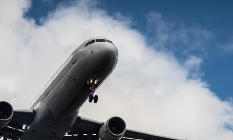 TRAGEDIJA NA NEBU iznad LONDONA! Putnik POGINUO tokom turbulencije u avionu, pogledajte jezive fotografije (FOTO)