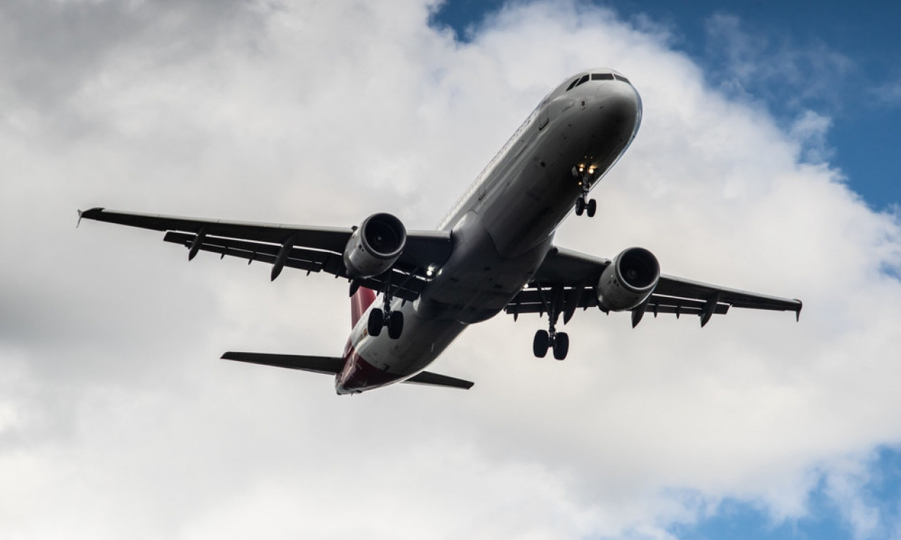 TRAGEDIJA NA NEBU iznad LONDONA! Putnik POGINUO tokom turbulencije u avionu, pogledajte jezive fotografije (FOTO)