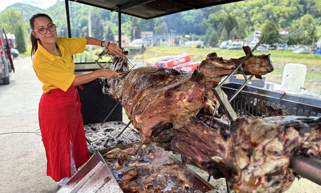 Ona nastavlja tradiciju u Guči: VOLA od 600 kg ova DAMA obrće sama - Sanja je jedina ŽENA koja peče BIKA na RAŽNJU