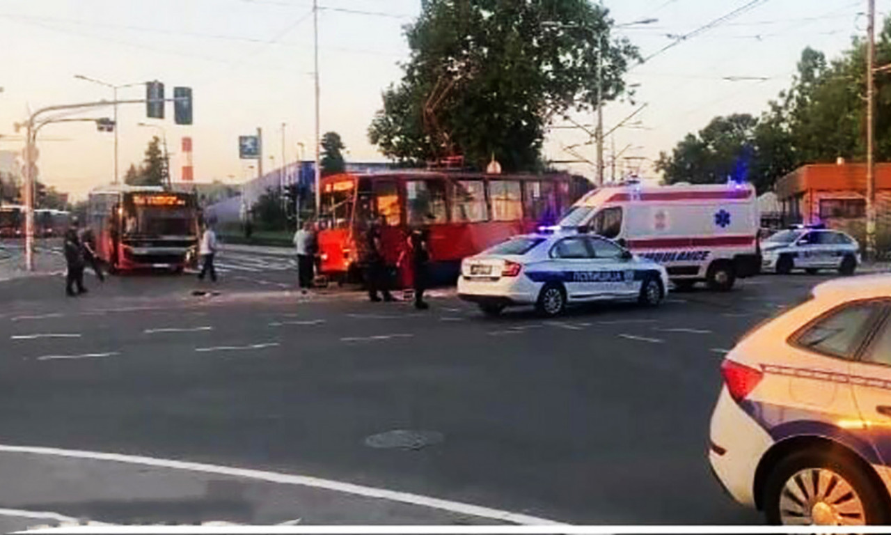 STRAŠNA SAOBRAĆAJNA NEZGODA KOD NOVOG BASA! Sudari se tramvaj i automobil, vozilo uništeno (FOTO)