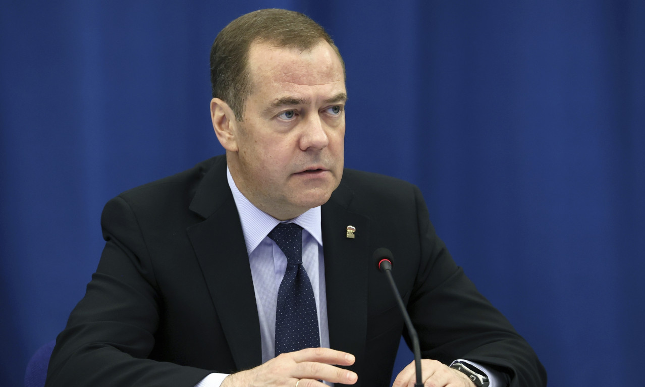 MEDVEDEV OPOMINJE ZAPAD: Kremlj bi mogao da razmotri davanje nuklearne tehnologije neprijateljima SAD