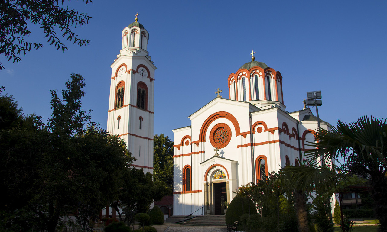 POMAZILI IH MIROM, OSETILI NEOBIČNE MIRISE! Evo šta su DOŽIVELI vernici koji su CELIVALI čudotvornu ikonu iz RUSIJE!