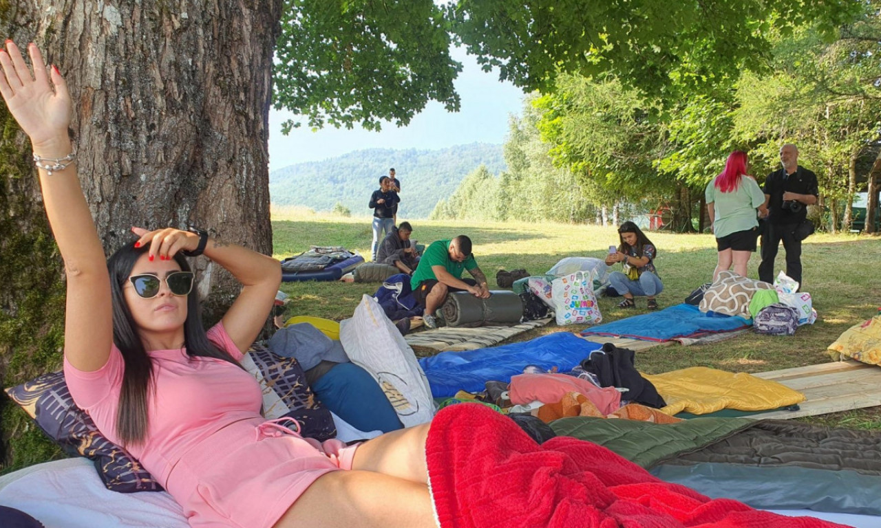 U ljutoj BORBI za 1.000 EVRA 5 dama i 3 muškarca: U toku je TAKMIČENJE U LEŽANJU, a REKORD od 117 sati već OBOREN