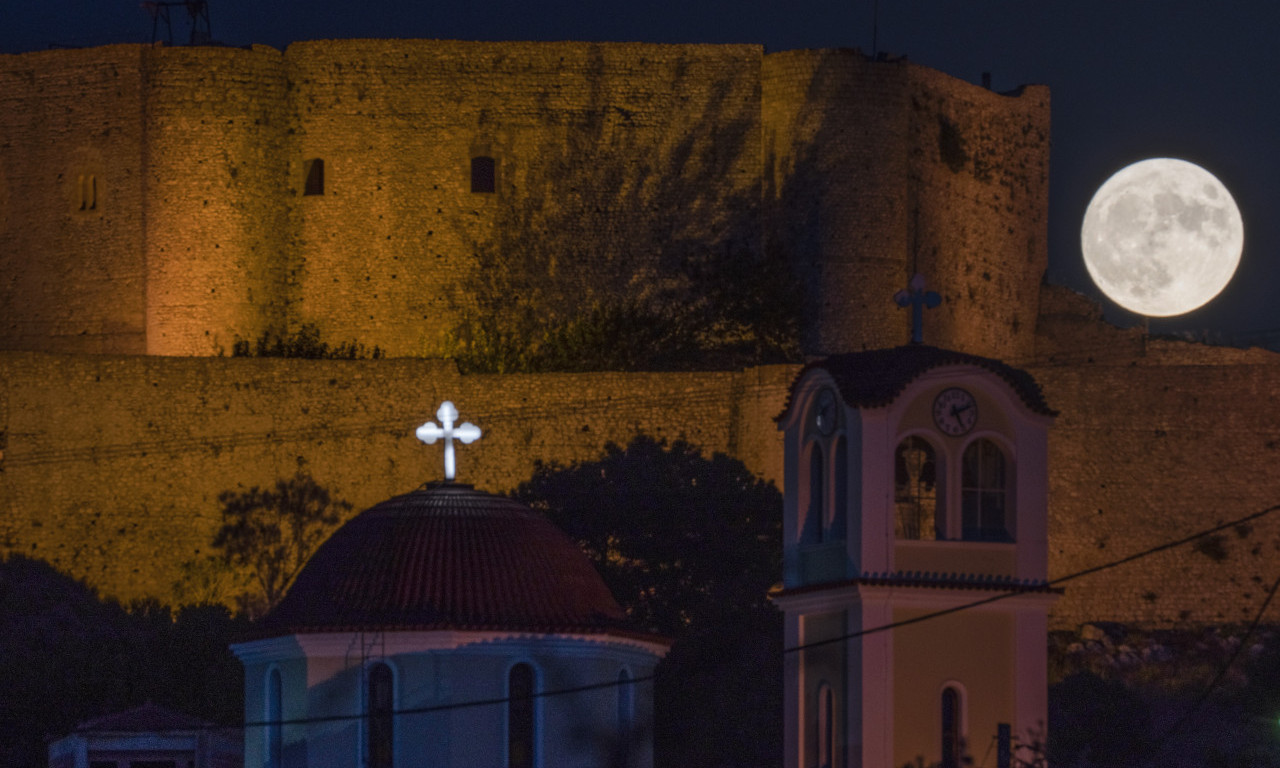 Plavi SUPERMESEC ŽUTE boje: Ipak su sve oči uprte u NEBO