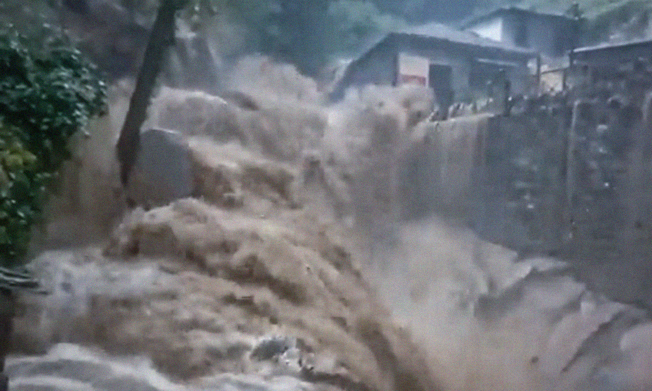 Prva žrtva OLUJE u GRČKOJ: Najteža SITUACIJA u VOLOSU gde su poplavljenje ULICE, kuće, VOZILA...