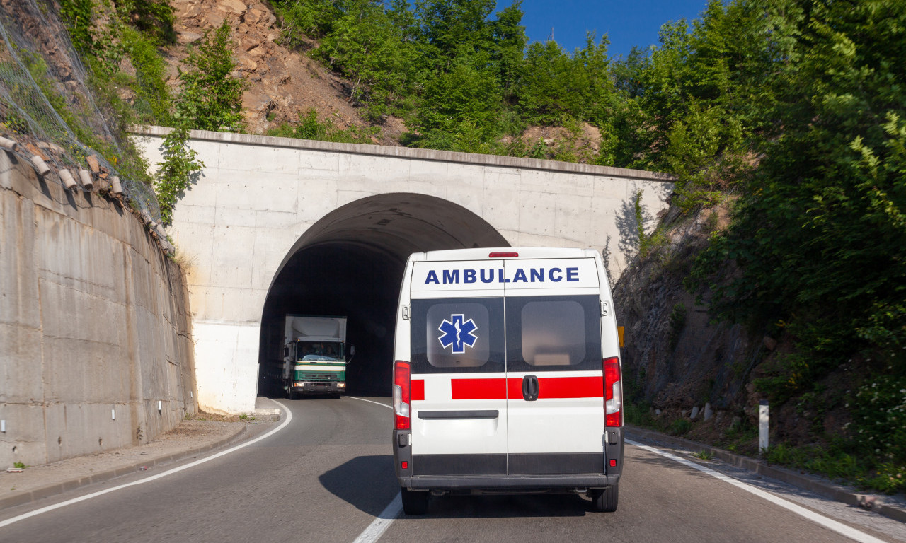 IZGUBILI KONTROLU NAD VOZILOM I UDARILI U ZID: Jedan brat poginuo, drugi teško povređen!