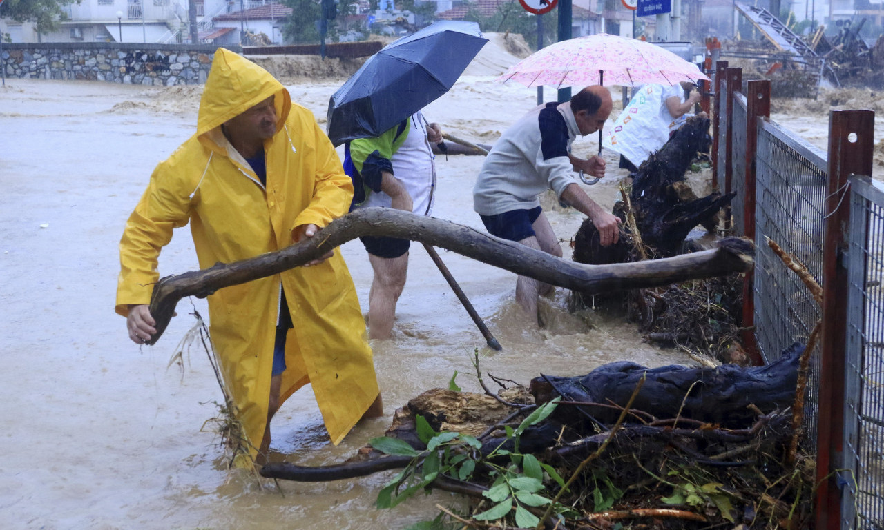 Scene kao da je APOKALIPSA: U Grčkoj bujice, POPLAVE, obustavljen saobraćaj, a GRAĐANIMA apel da NE IZLAZE iz kuće