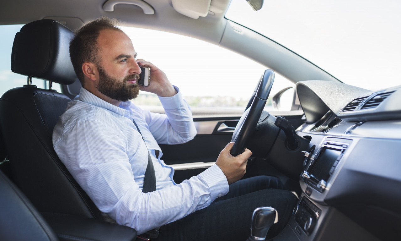 Društvene mreže, MOBILNI TELEFONI i opšta NEODGOVORNOST: PSIHOLOZI da objasne ponašanje VOZAČA, auto-putevi su DOBRI