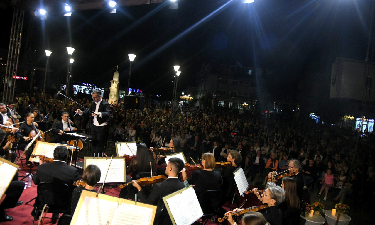 Građani Požege OVACIJAMA pozdravili nastup BEOGRADSKE FILHARMONIJE na Trgu Slobode