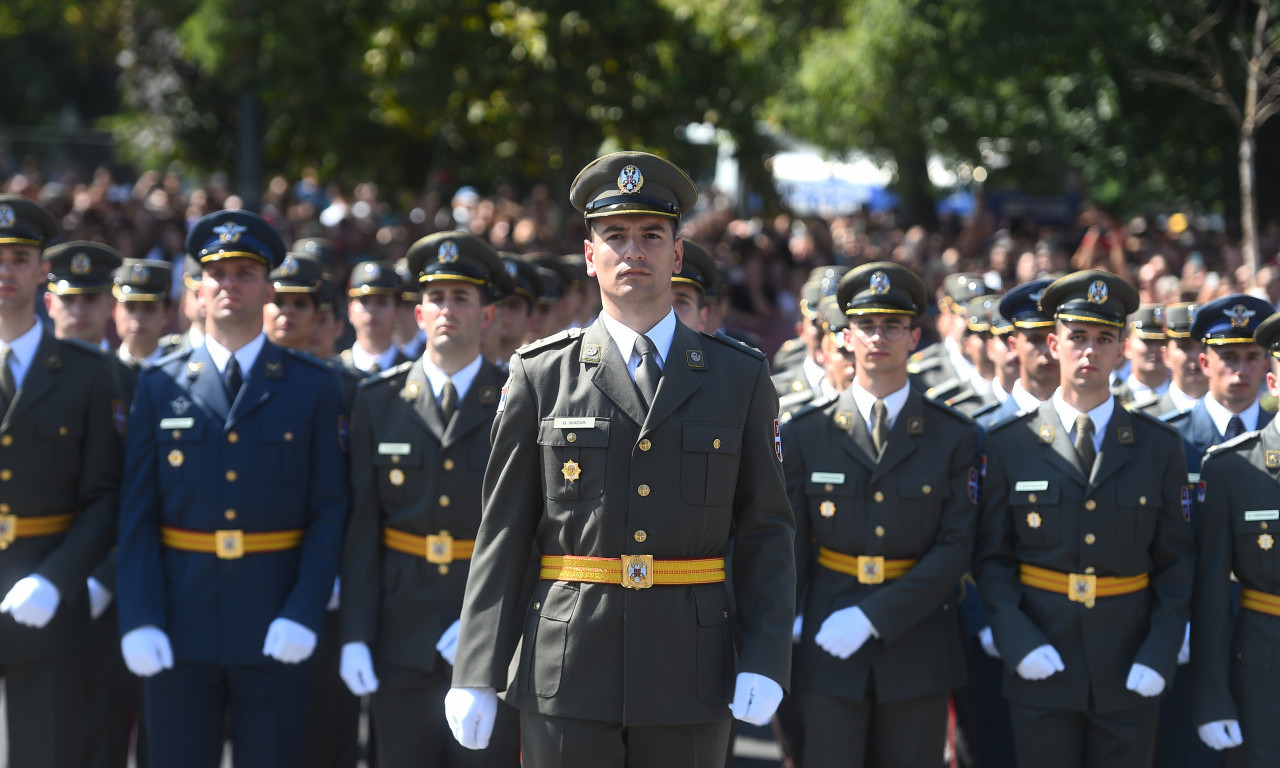 SVI DIŠU KAO JEDAN: Promovisani novi oficiri VOJSKE SRBIJE, Vučić poručio: ČUVAMO MIR