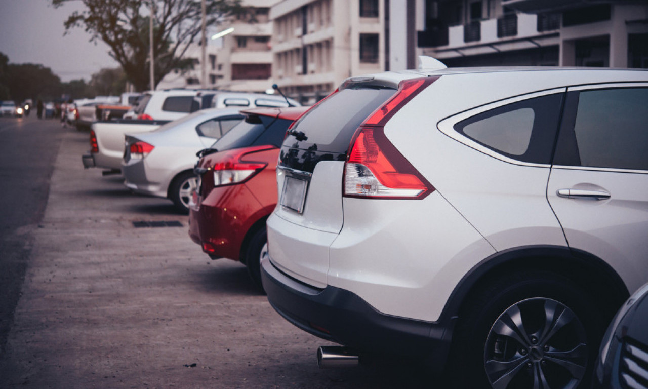 Udarili ste TUĐI AUTO na parkingu: Evo kakva vam KAZNA preti!