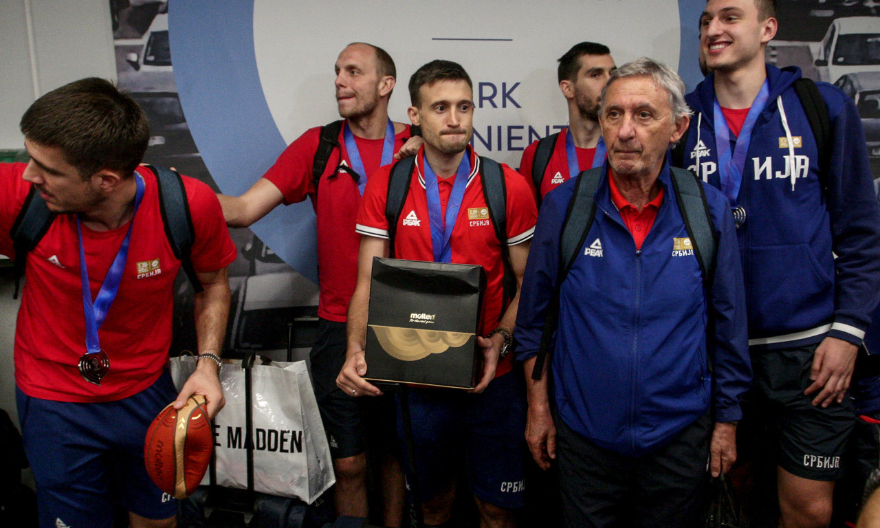 Stigli su NAŠI ŠAMPIONI: U Beograd sleteli SREBRNI ORLOVI, na aerodromu DOČEKANI OVACIJAMA