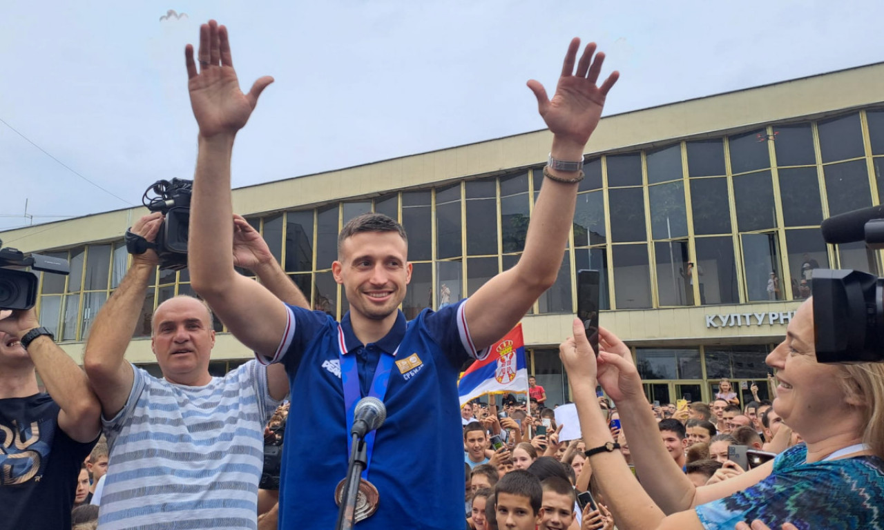 Čačak je CENTAR SVETA: Nekoliko HILJADA LJUDI se okupilo da dočeka srebrne reprezentativce