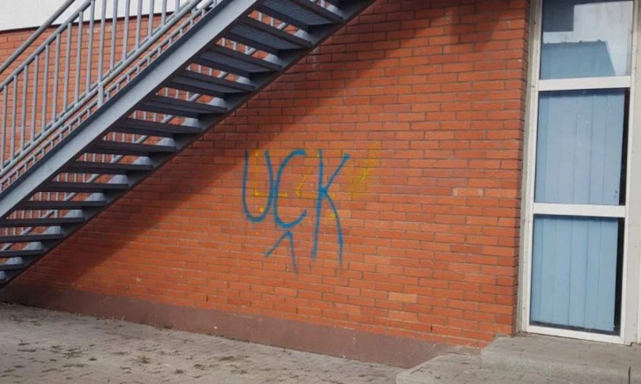 Teško da će biti NORMALIZACIJE na Kosmetu: Grafiti koji veličaju OVK osvanuli na školi u KLOKOTU