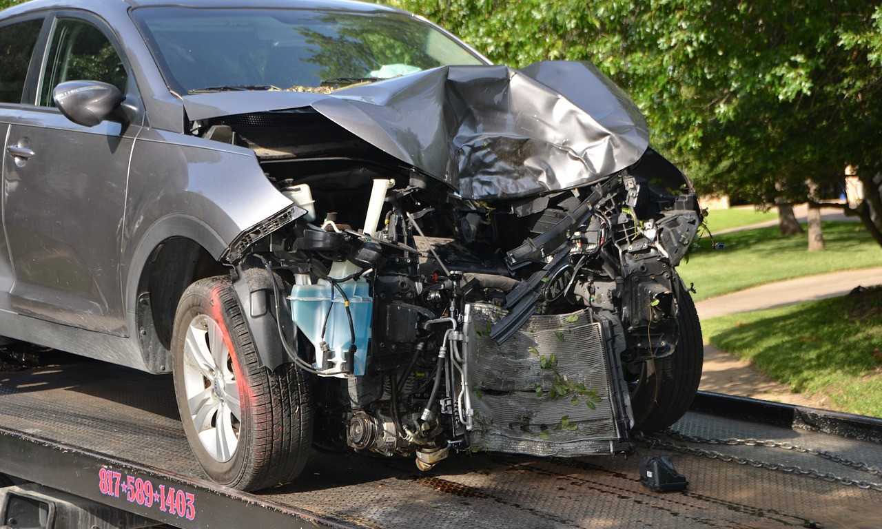 TEŠKA NESREĆA U SREMSKOJ KAMENICI! Kamion SMRSKAO automobil, vatrogasci pokušavaju da IZVUKU VOZAČA (FOTO)