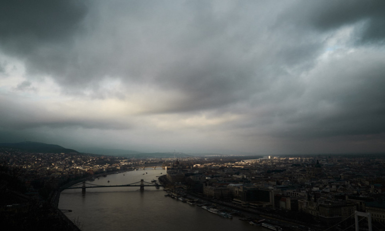 RHMZ upozorava: CRVENI meteo-alarm, stižu GRAD i OLUJA, evo gde će prvo UDARITI NEVREME