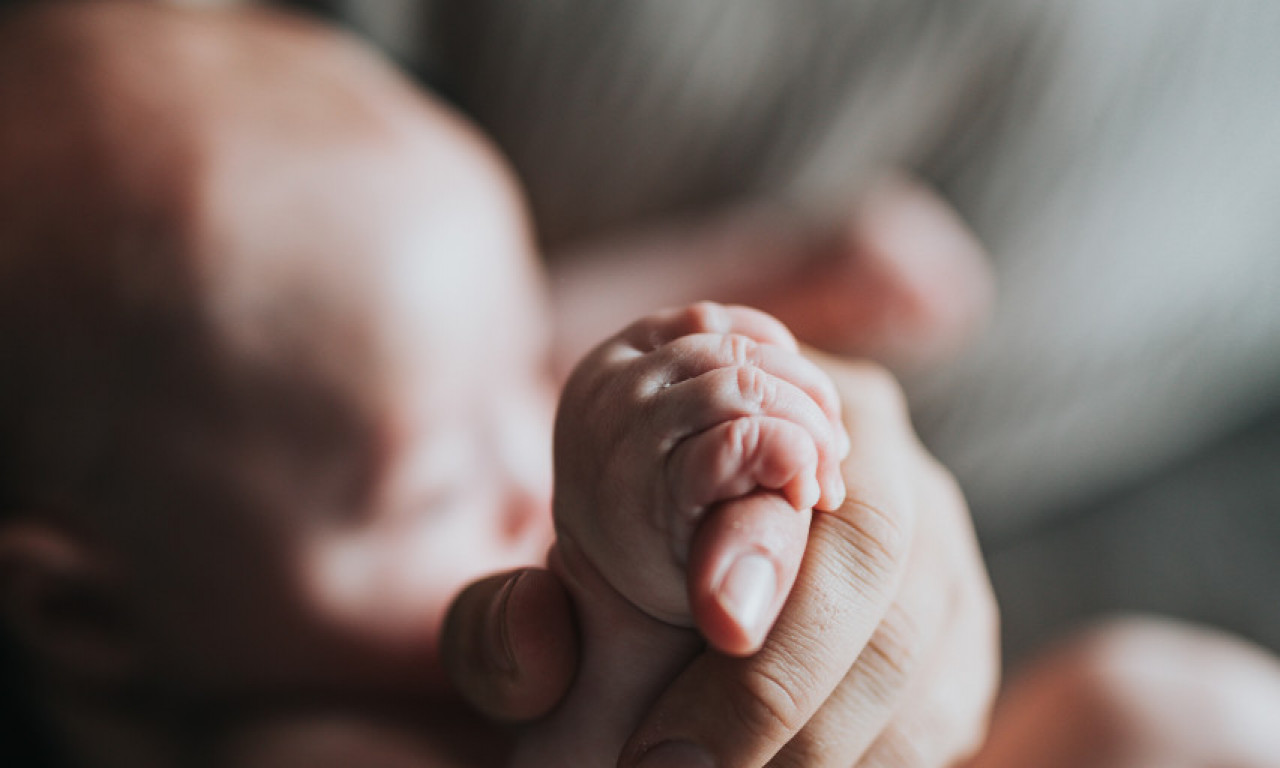 BEBA UMRLA OD GLADI, SIN JEO ZID DA BI PREŽIVEO dok je ona KUCKALA PORUKE: Majka iz PAKLA dobila KAZNU kakvu ZASLUŽUJE?