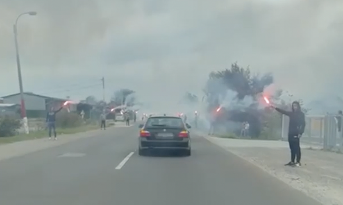 MORE LJUDI, BAKLJE I TIŠINA u čast STRADALOG SRBINA NA KOSOVU: Povorka sa telom Nedeljkovića prošla kroz Kraljevo