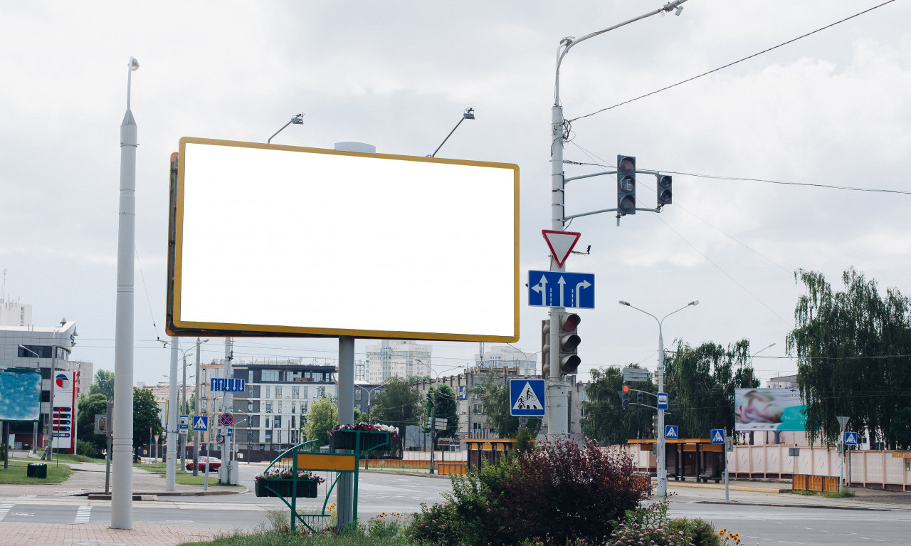 PROVOKACIJA U CENTRU VALJEVA? Na bilbordu dvoglavi orao DAVI SRPSKOG ORLA, digla se bura na mrežama (FOTO)