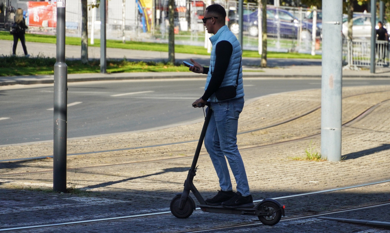 STIŽE NOVI ZAKON! Bez ovoga nema vožnje! ELEKTRIČNI TROTINETI moraju da se REGISTRUJU!