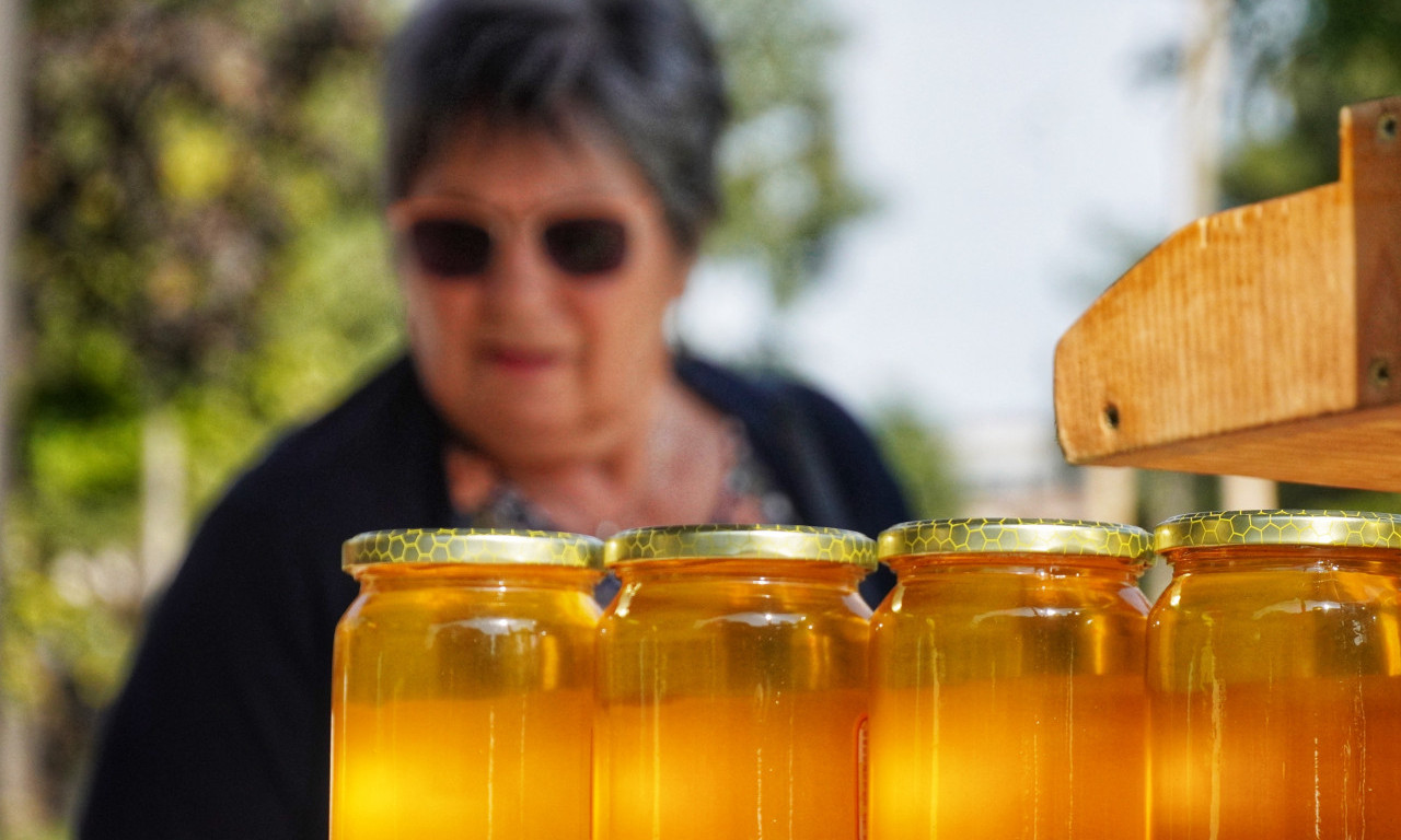 OJ, SRBIJO, među pčelama: ZAŠTO je kod nas DOZVOLJENO da se ŠEĆERNI SIRUP pakuje i prodaje KAO MED?