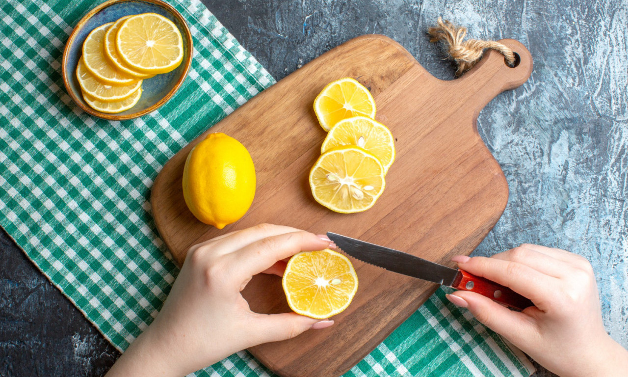 NIJE SAMO za LIMUNADU: Mali, ŽUTI CITRUS može da bude VERAN POMOĆNIK u domaćinstvu