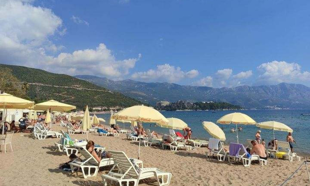 ZABRANJENO KUPANJE na omiljenim crnogorskim PLAŽAMA! Podignuta CRVENA ZASTAVICA, a ovo je RAZLOG