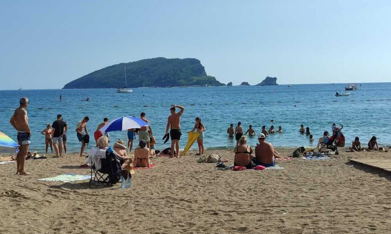 Miholjsko LETO na Jadranu: Pogledajte FOTKE sa BUDVANSKE PLAŽE - ljudi se SUNČAJU i KUPAJU kao da je jul