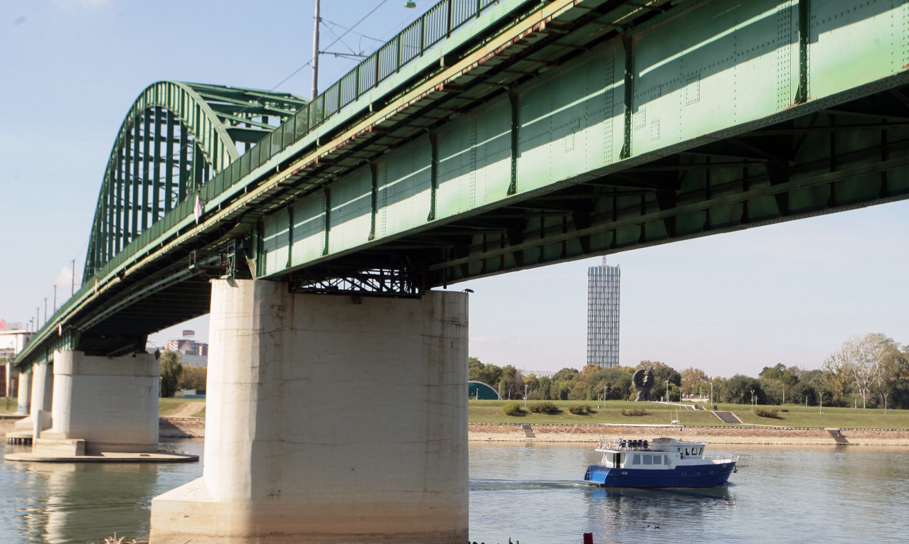 MUŠKARAC SKOČIO SA PLAVOG MOSTA Kažu da je u kritičnom stanju