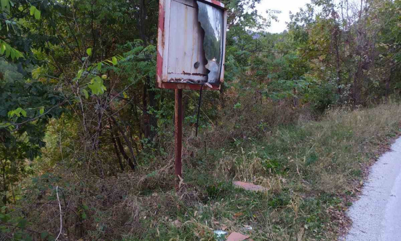 Nezapamćen VANDALIZAM na Kablaru: Polomili SAOBRAĆAJNE ZNAKOVE pored puta od Caganja do Vrnčana