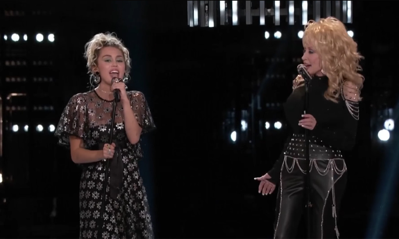 Od KANTRI do ROCK zvezde: Doli PARTON i Majli SAJRUS objavile novu verziju PESME "Wrecking Ball"