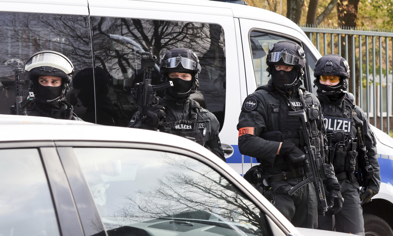 OPSADNO STANJE U NEMAČKOJ! Teško naoružani policajci OPKOLILI voz, UNUTRA EKSPLOZIV?!