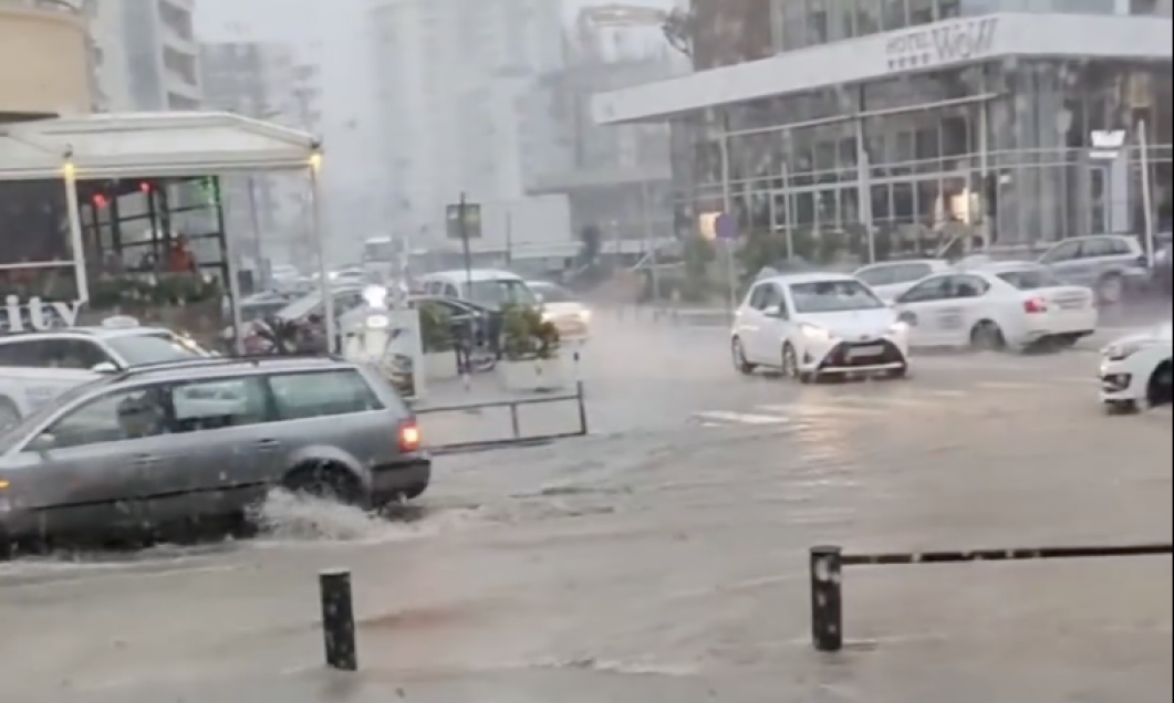 NEVREME PRAVI HAOS u Crnoj Gori, ulice pod vodom! Stižu KIŠE iz komšiluka - OVAJ DEO Srbije u riziku od POPLAVA