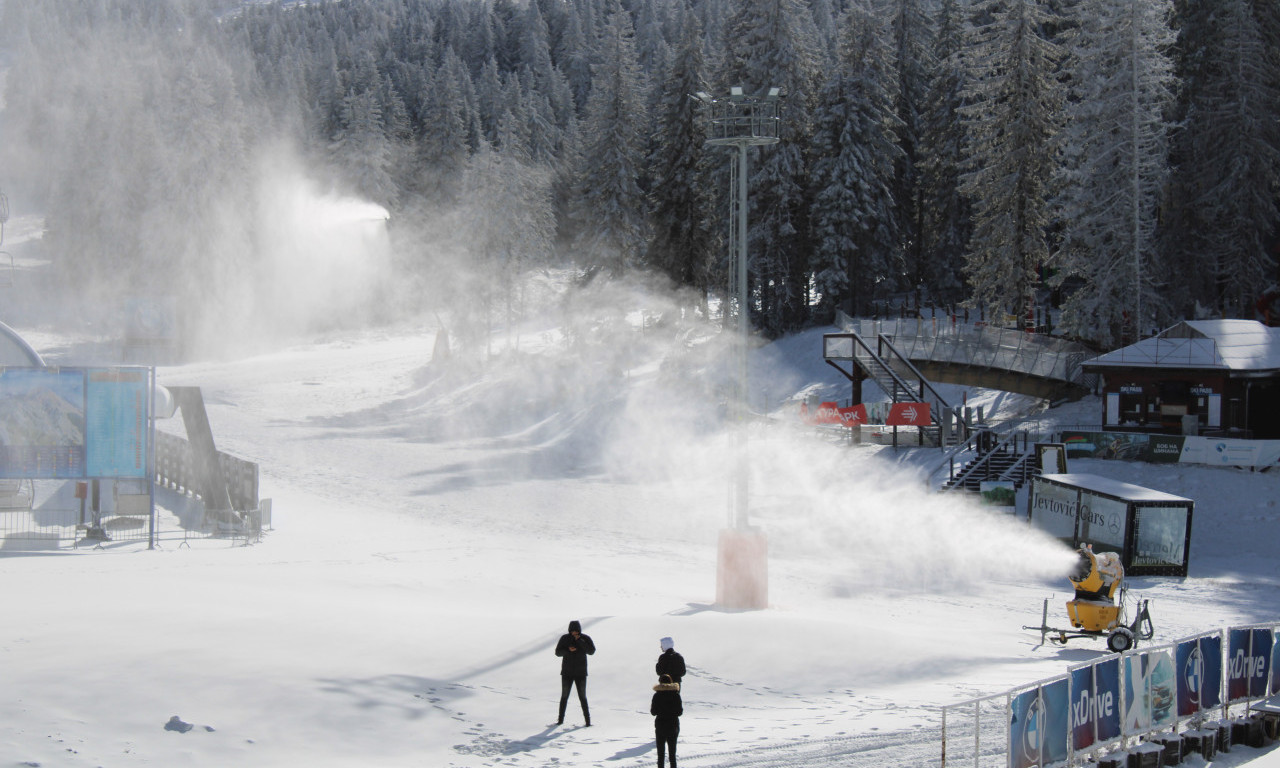 ZIMA STIGLA NA KOPAONIK! Sinoć baš vejalo! Radovaće se skijaši (VIDEO)