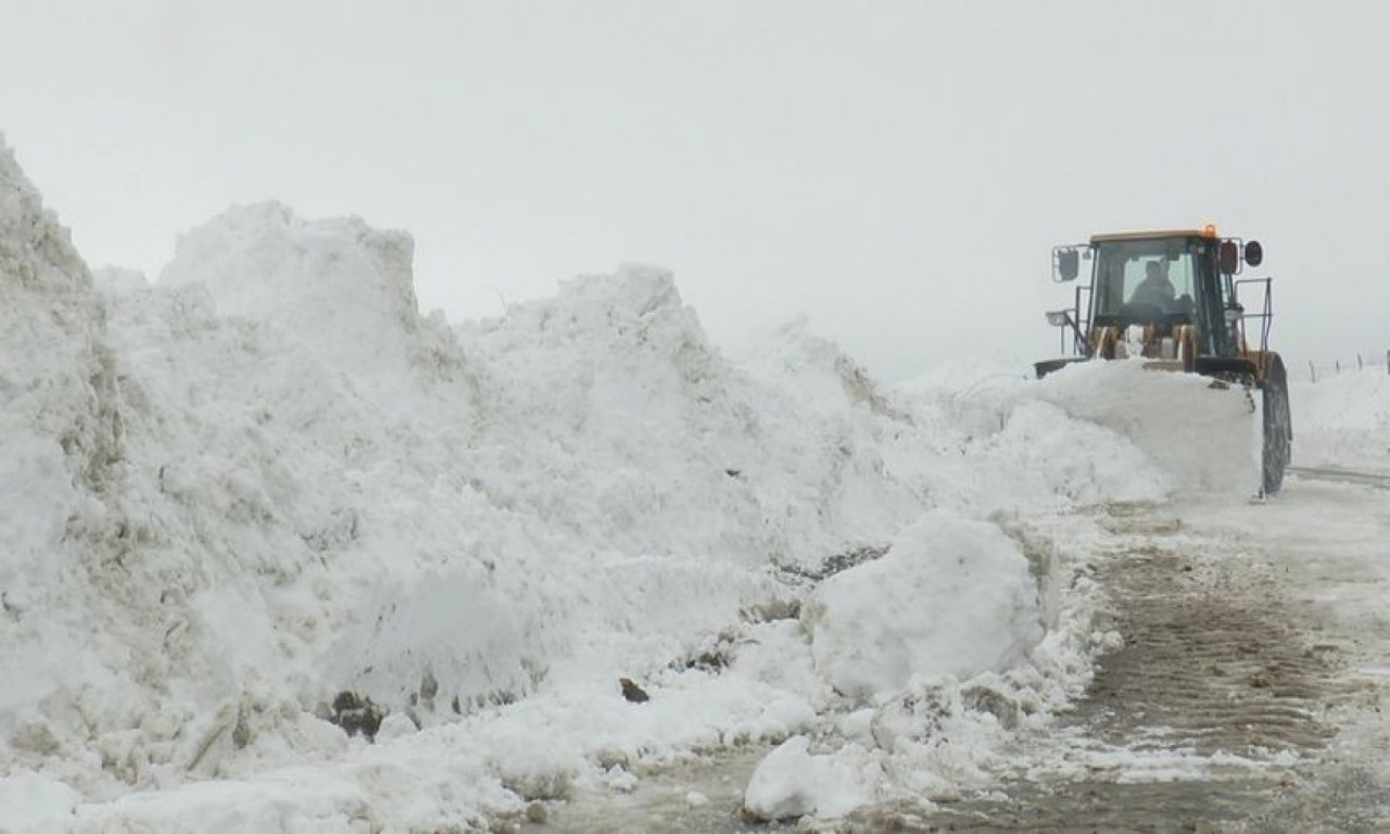 Ma kakav SNEG u gradovima, pogledajte Vlasinsko JEZERO i jug GDE ga ima skoro METAR