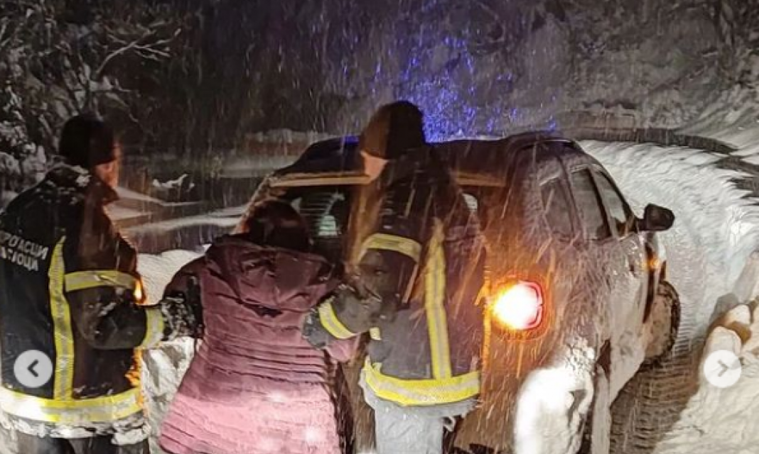 Akcija trajala ČITAVU NOĆ: EVAKUISANI putnici iz ZAVEJANOG AUTOBUSA kod Krive Feje