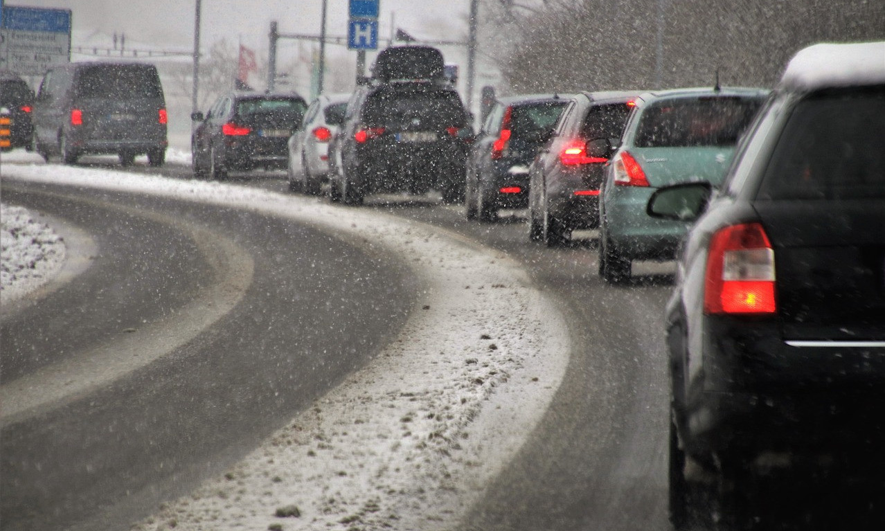 OPREZ U VOŽNJI, prave se PRAZNIČNE GUŽVE! Na nekoliko deonica SNEG 5 centimetara, vodite računa zbog MAGLE i POLEDICE