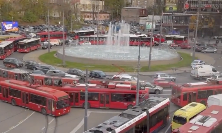 ŠPIC PETKOM i praznična EUFORIJA u saobraćaju GUŠE CENTAR BEOGRADA: Vozila mile, ZAKRČENJE NA SLAVIJI