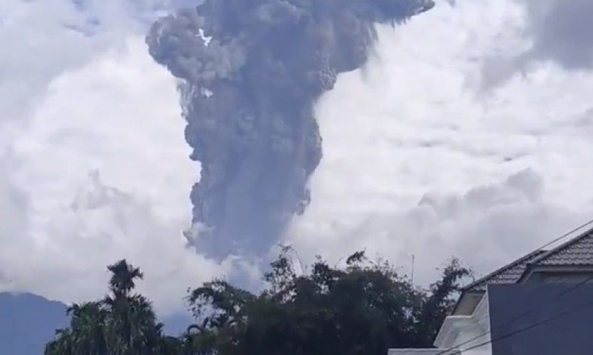 LJUDI SU ZAROBLJENI U SVOJIM KUĆAMA! Panika zbog ERUPCIJE VULKANA - ulice prekrivene PEPELOM