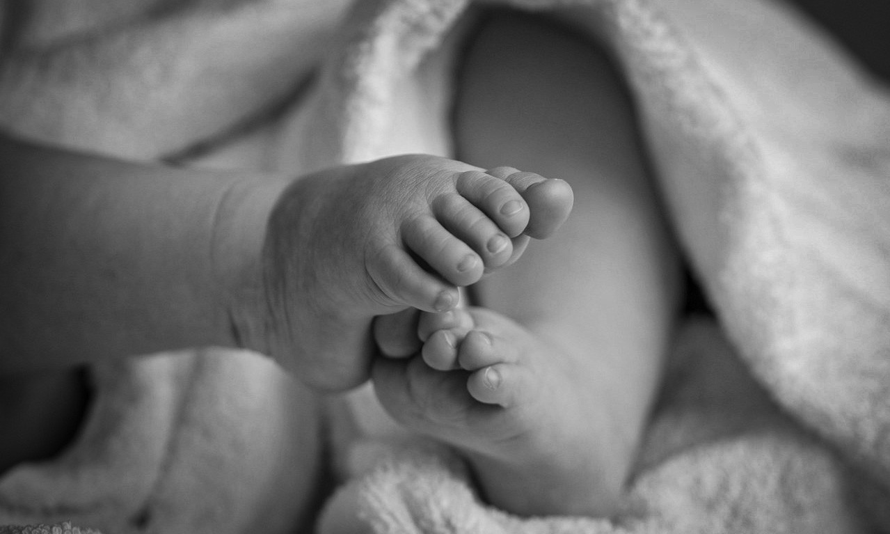 TELO BEBE NAĐENO U KANTI ZA SMEĆE! Radnik Čistoće pomislio da je reč o lutki