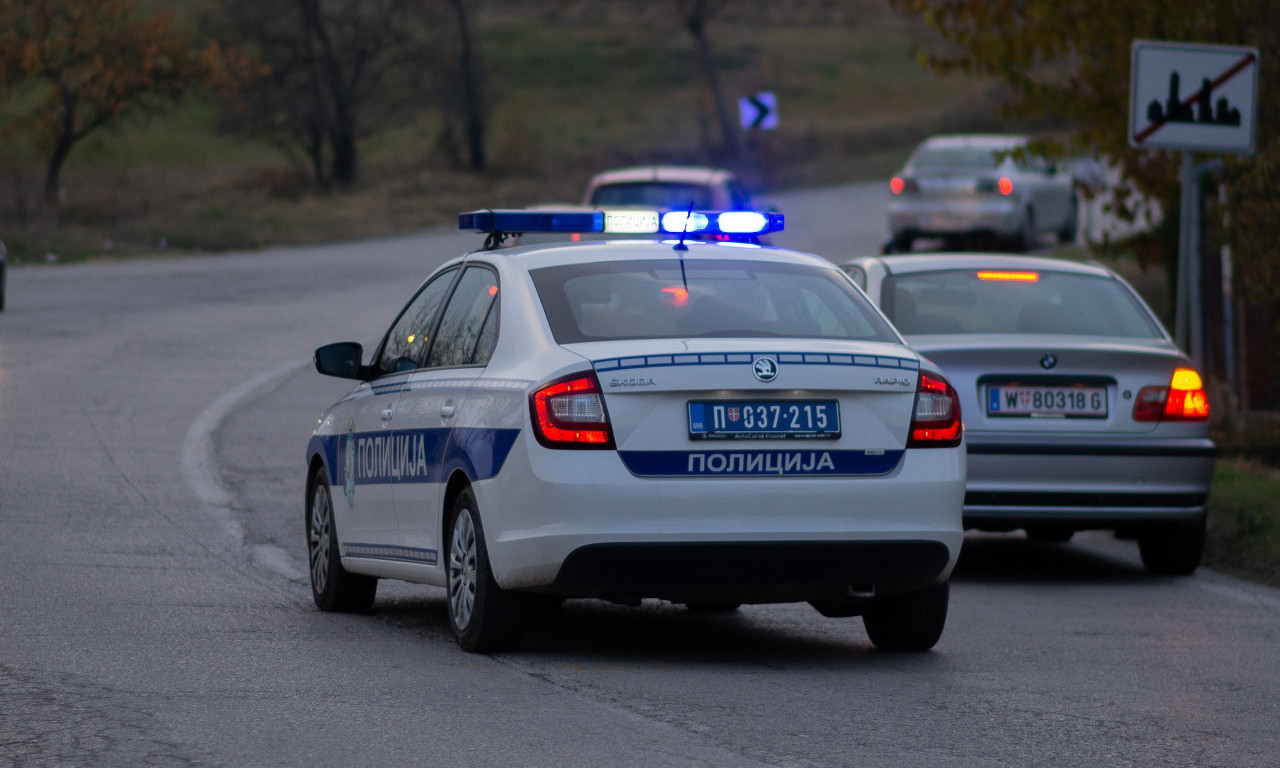 Prve FOTOGRAFIJE saobraćajke u KRAGUJEVCU: Ogroman KAMION sleteo sa PUTA i PREVRNUO SE