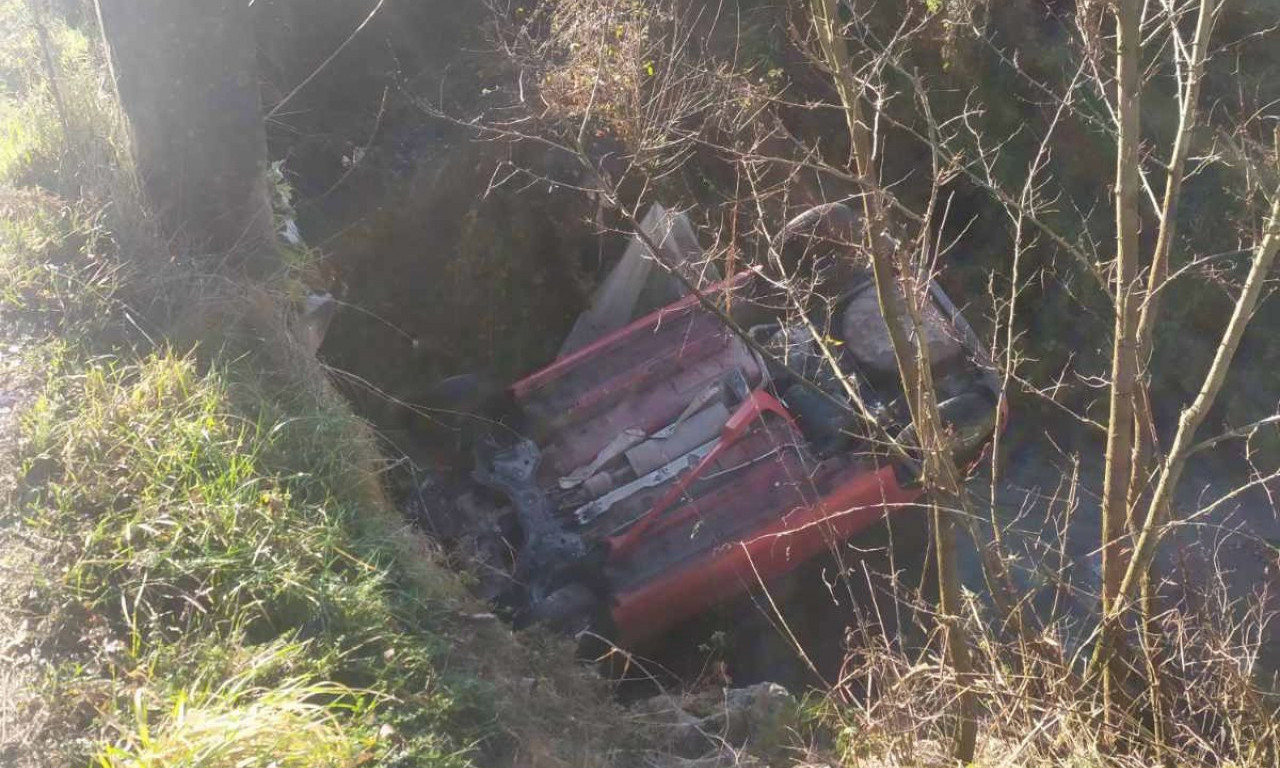 SAOBRAĆAJNA NESREĆA u Novim Karlovcima: Od STRAVIČNOG SUDARA jedan automobil SLETEO U KANAL (FOTO)