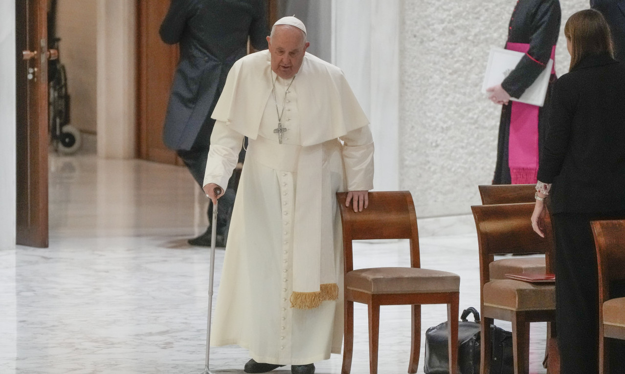 PAPA FRANJA završio u BOLNICI: Nikako ne može da se oporavi od GRIPA