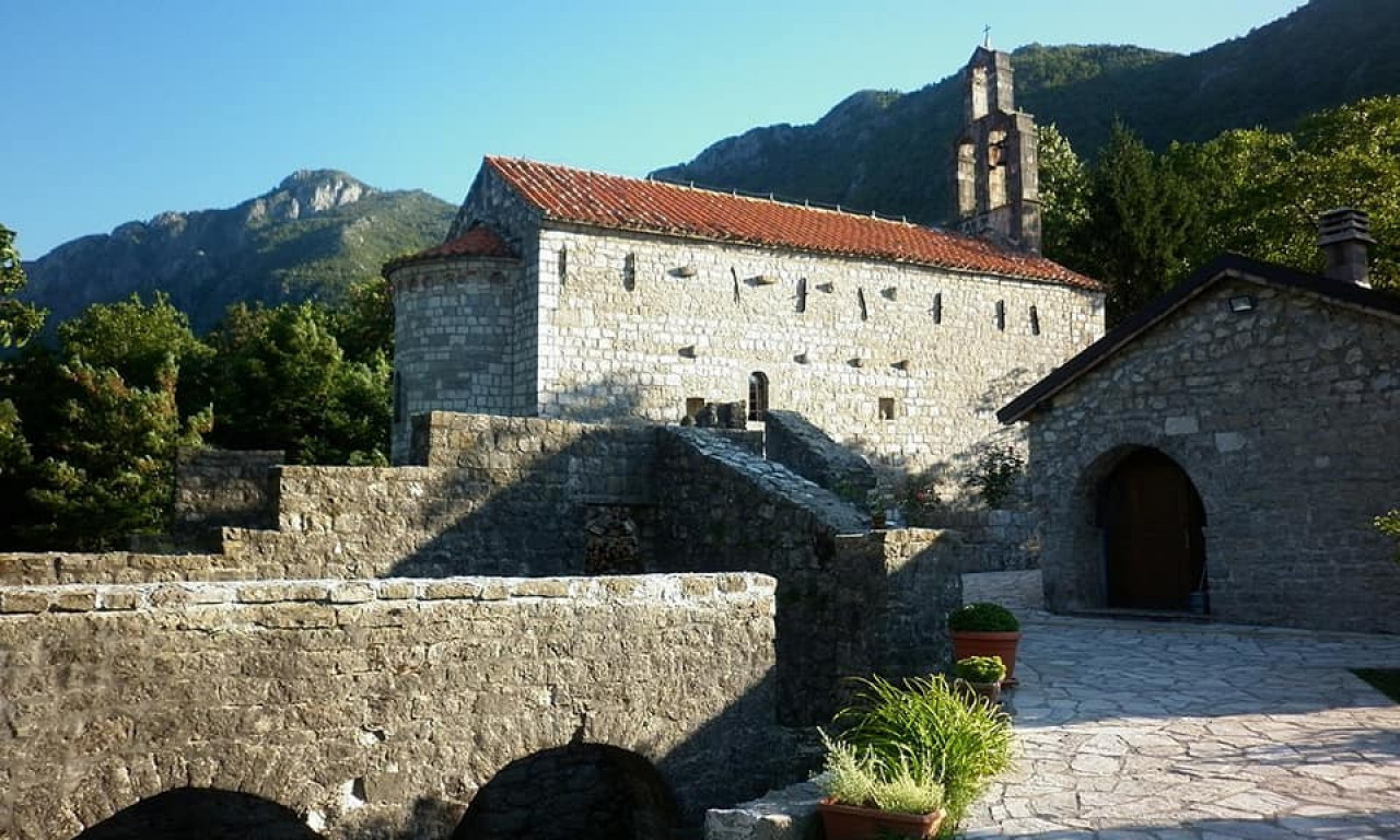 TOTALNA ŠTETA! Izgoreo konak manastira Donji Brčeli