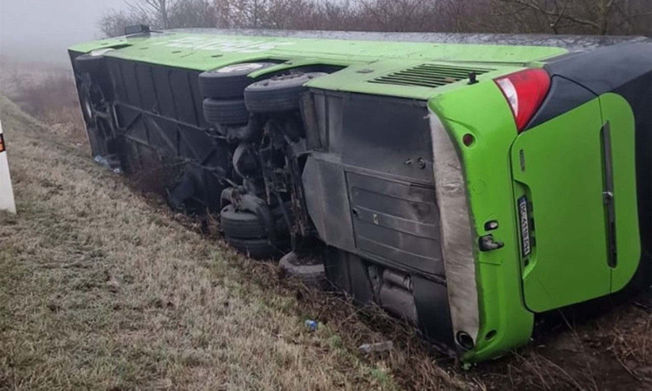 VIŠE OD 20 POVREĐENIH! Među povređenima i deca! Autobus sleteo sa puta u Slovačkoj