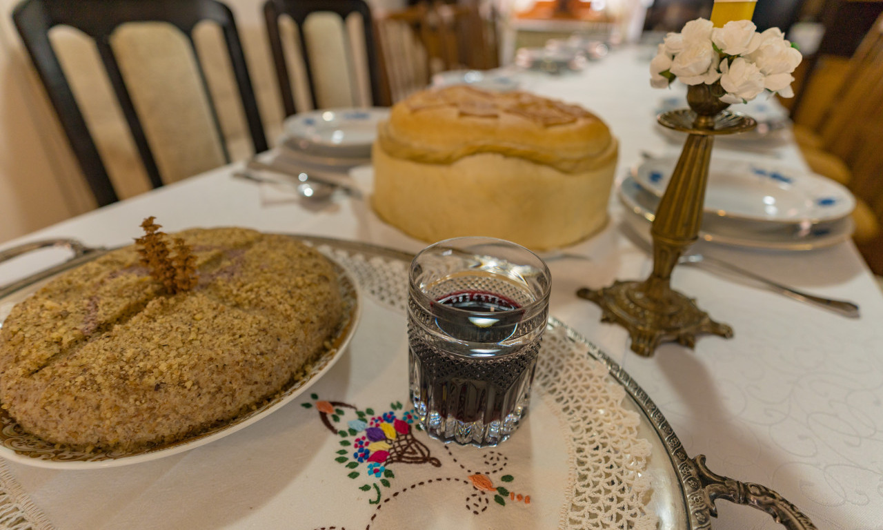 KAKO SE PRAVILNO SLUŽE VINO I ŽITO NA SLAVI? Tradicionalni običaji koje treba poštovati