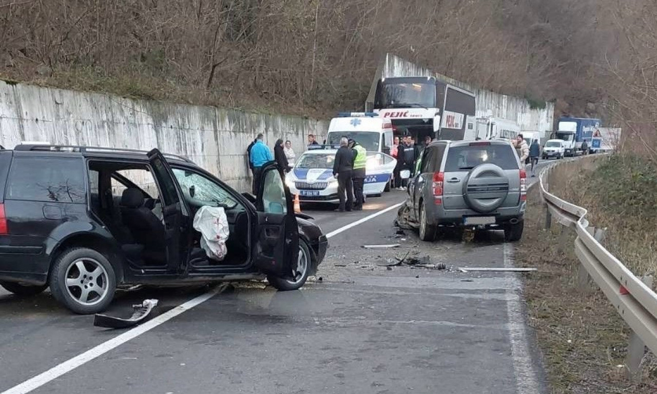 SUDAR NA IBARSKOJ MAGISTRALI: Delovi automobila RASUTI PO PUTU, vozaču OGRADA SPASILA ŽIVOT (FOTO)