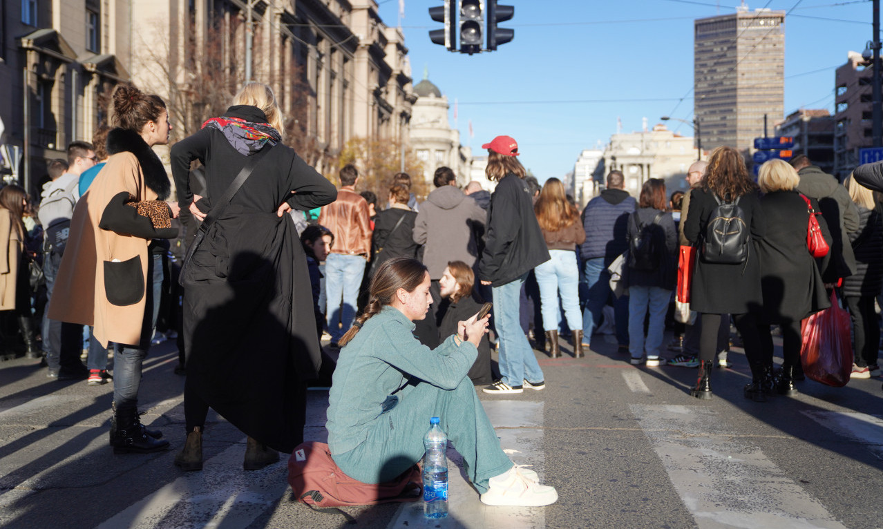 BLOKIRANA raskrsnica BIRČANINOVE  i KNEZA MILOŠA: STUDENTI čekaju odgovor o BIRAČKIM SPISKOVIMA