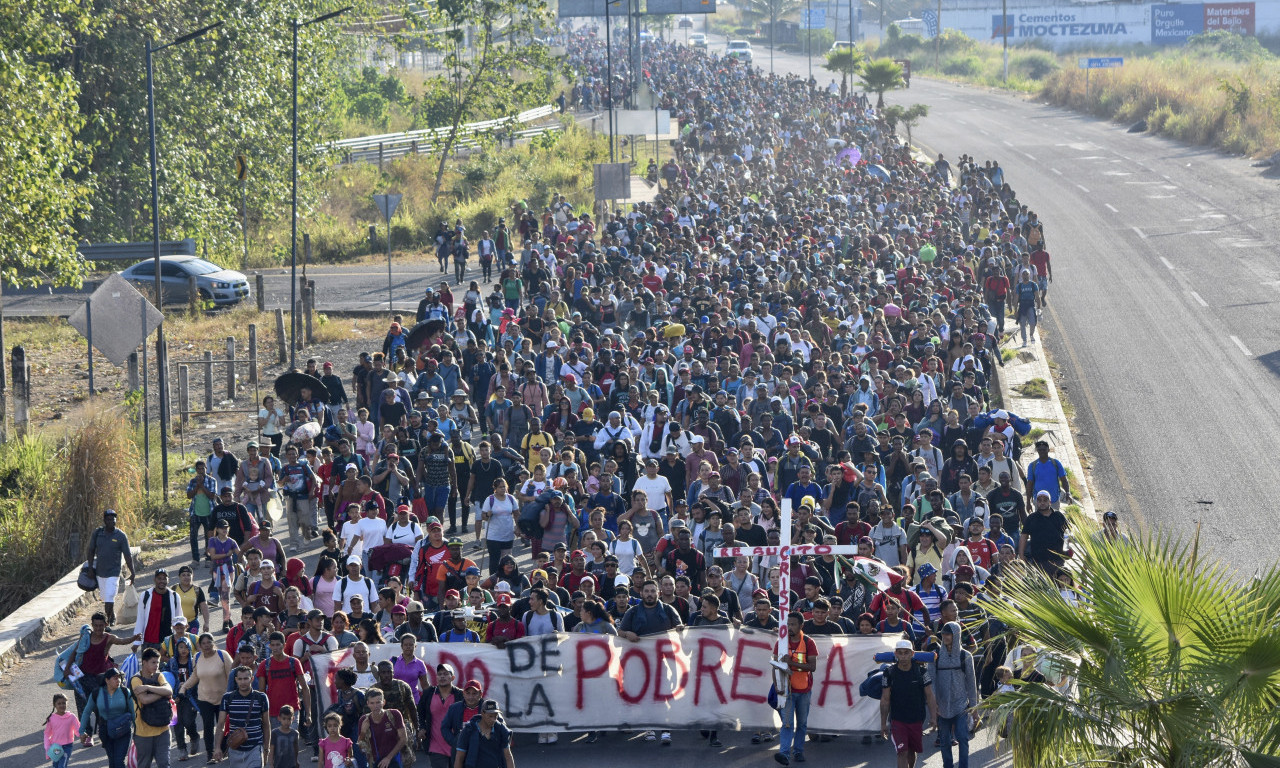 Pohrlili u OBEĆANU ZEMLJU: Tužne fotografije obišle svet - na HILJADE MIGRANATA peške krenulo ka SAD