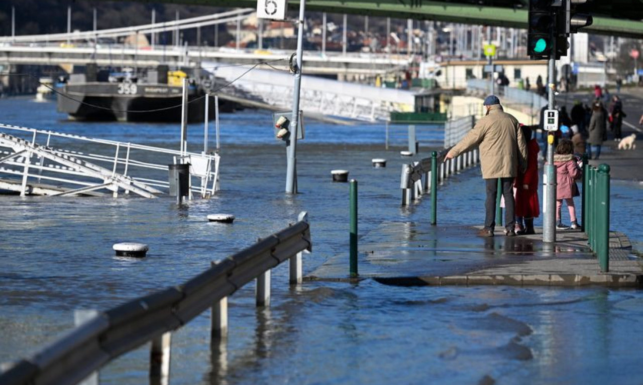 DRAMATIČNE SCENE iz Budimpešte: Dunav se IZLIO, ulice pod vodom, evo kad se očekuje VRHUNAC